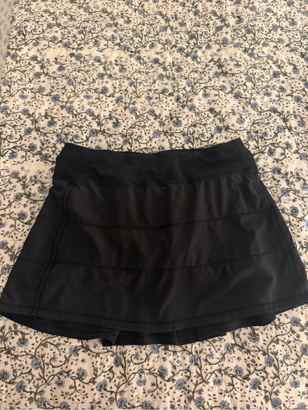 Lululemon black skirt size 6